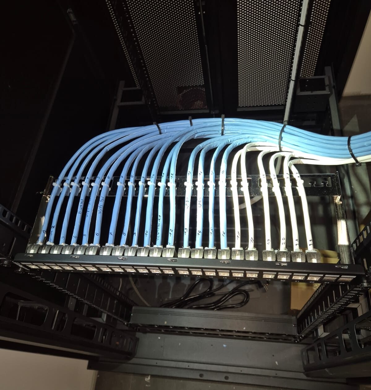 AW ELEC - Electricien - Organisation d’une baie réseau propre en Seine-et-Marne (77)